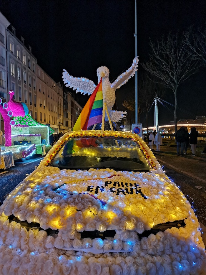 Le Havre Pride en Caux glisse son char dans la Parade Blanche Pride